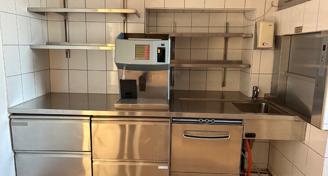 Метплическая столешница с встоенным холодильником и посудомойкой плюс кофеварка